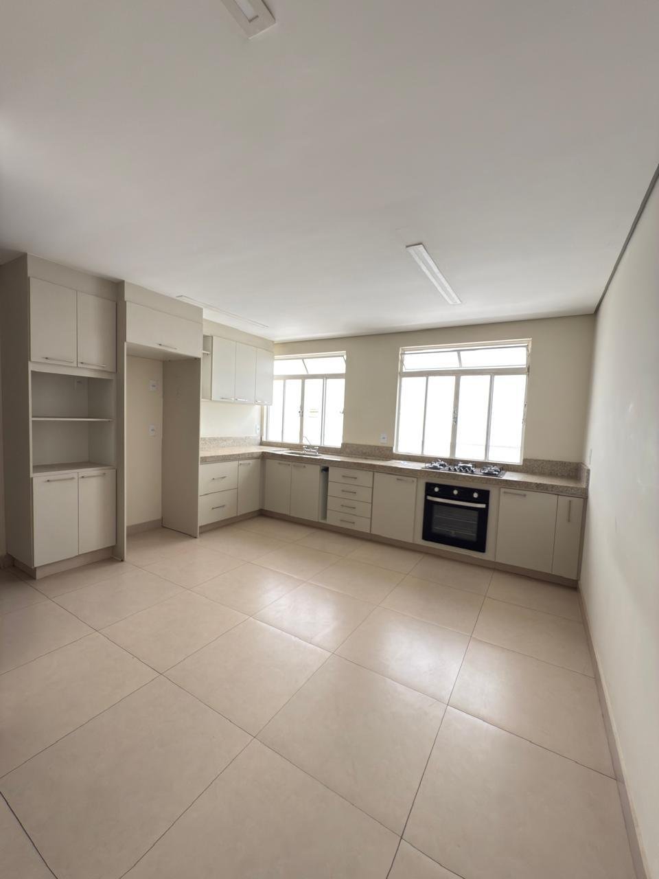 Cozinha planejada do apartamento em São Lourenço, Parque Olímpico