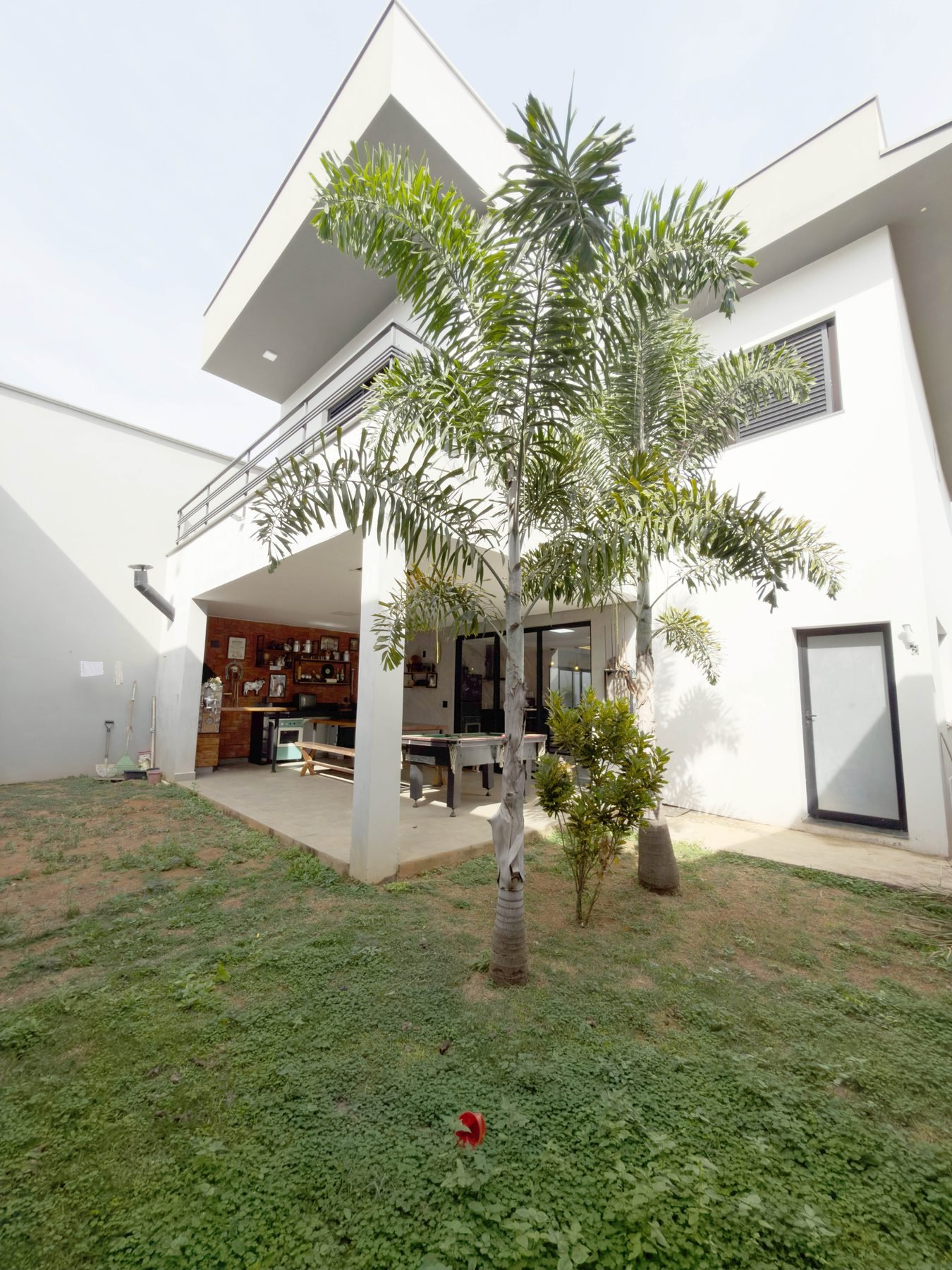 Área externa da casa, com jardim e vista para a área gourmet