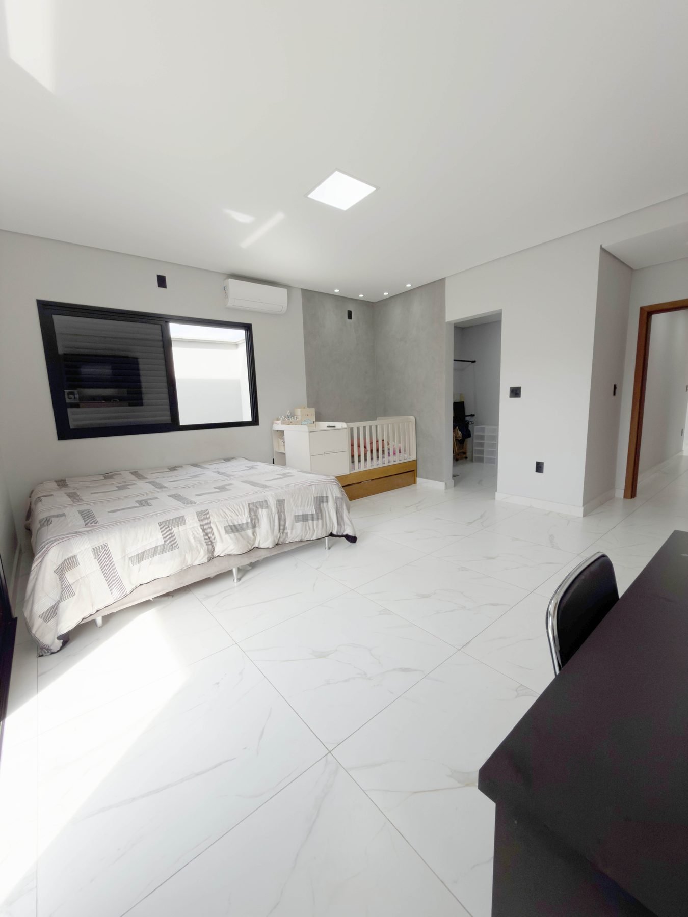 Suíte master ampla, com ar condicionado e acesso ao closet