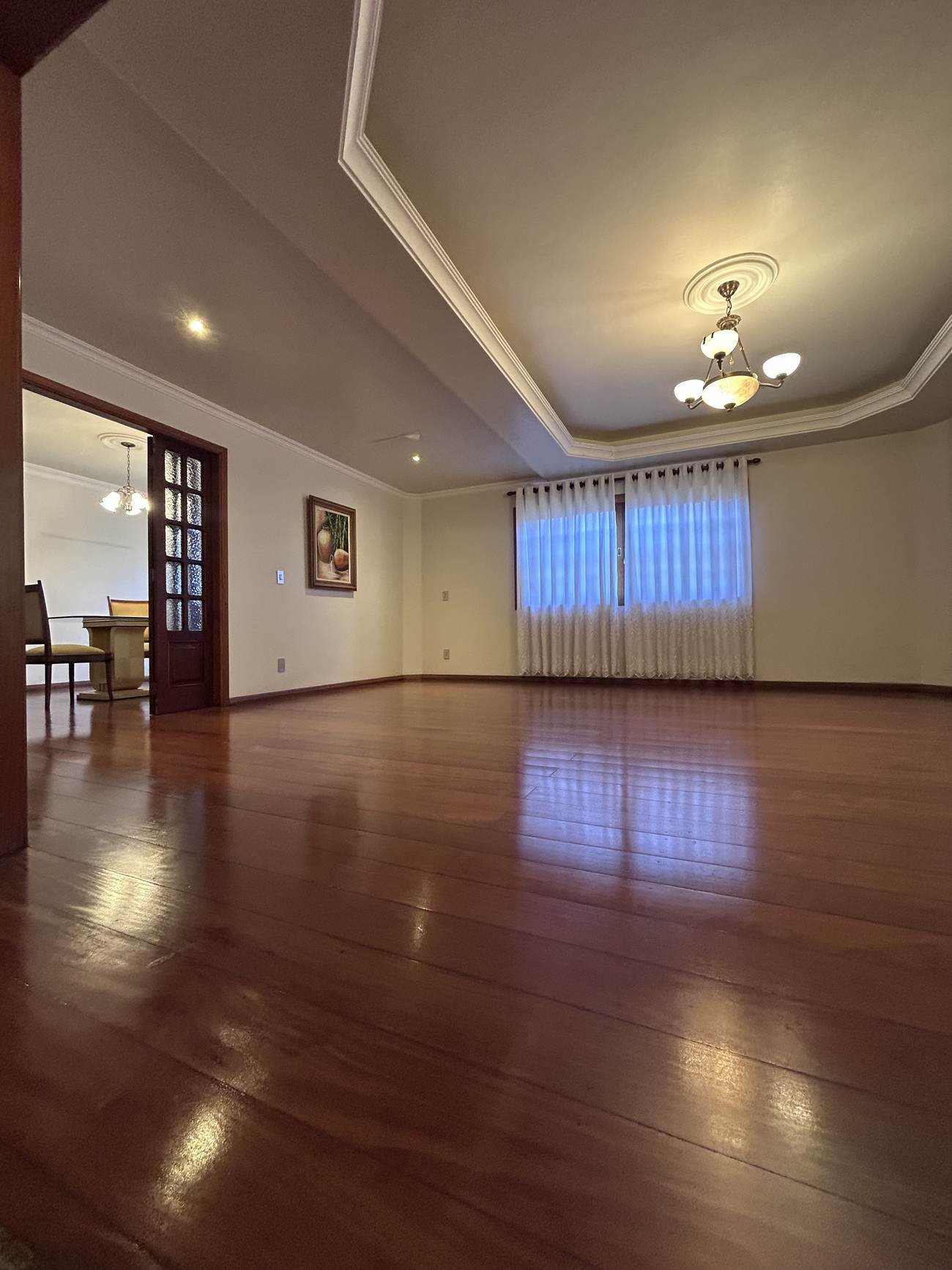 Sala de estar principal com piso de tábua corrida