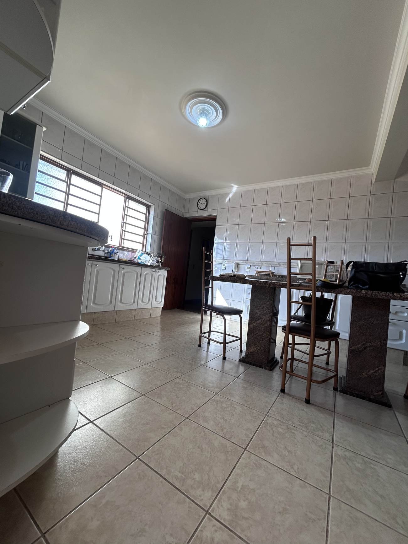 Cozinha ampla com mesa em granito
