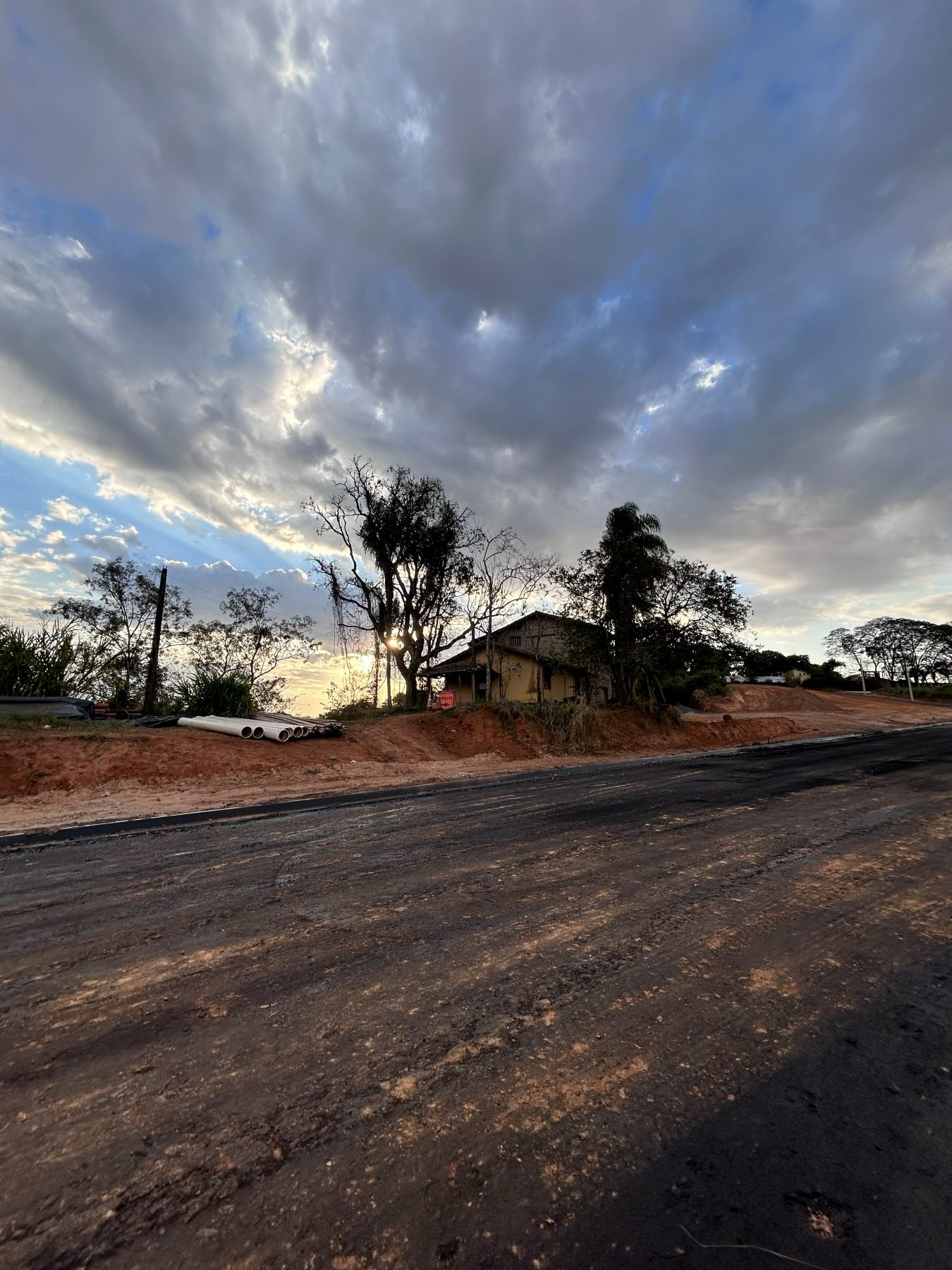 Rua do loteamento Alta Vista durante obra de asfaltamento