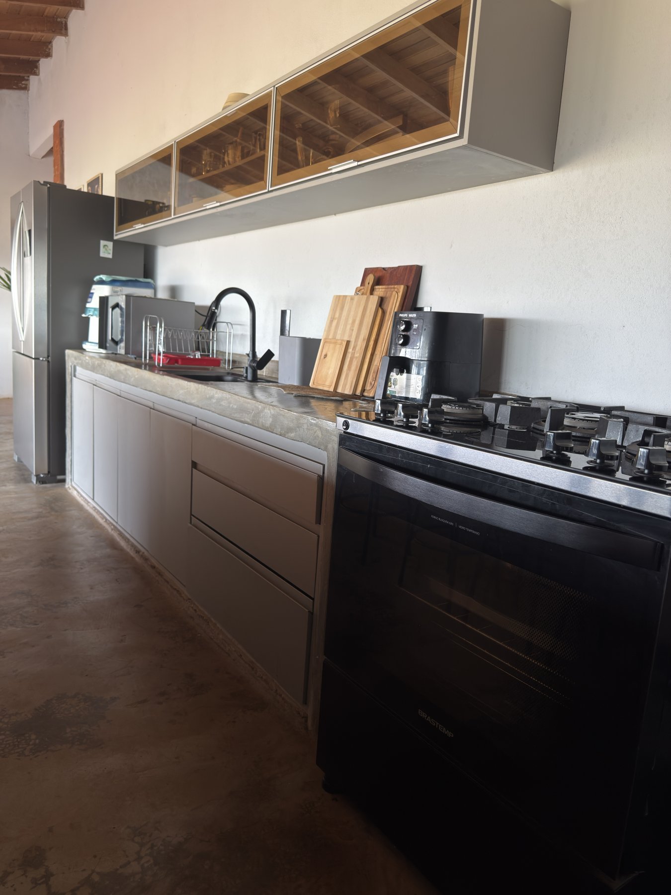 Cozinha equipada com fogão, forno e armários planejados