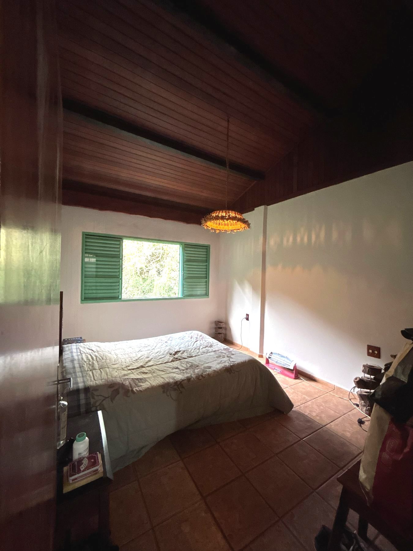 Quarto da casa de apoio, com vista para a mata